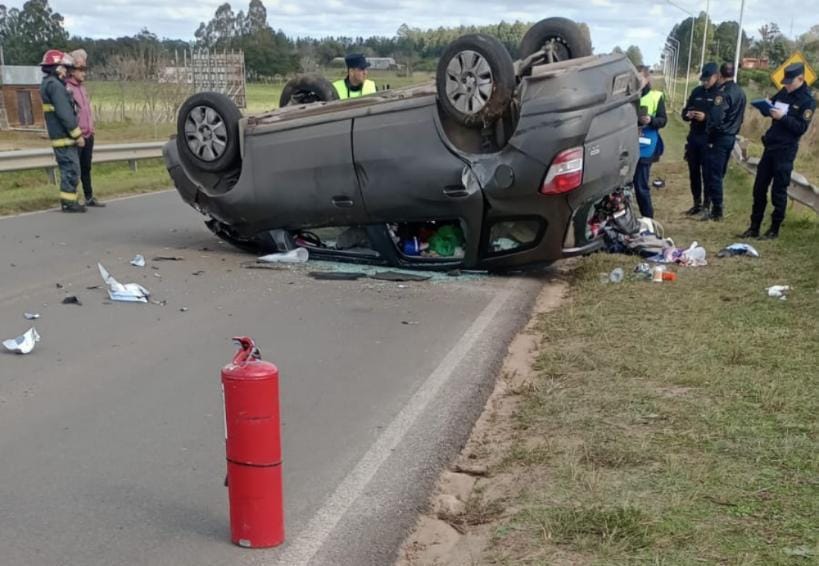 Una familia volcó con su vehículo en el acceso a Federación