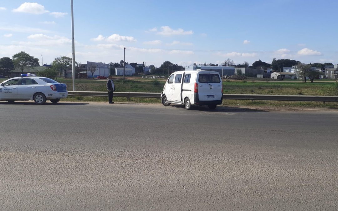 Autovía 14: Viajaba hacia Corrientes y volcó en la rotonda de acceso a Chajarí