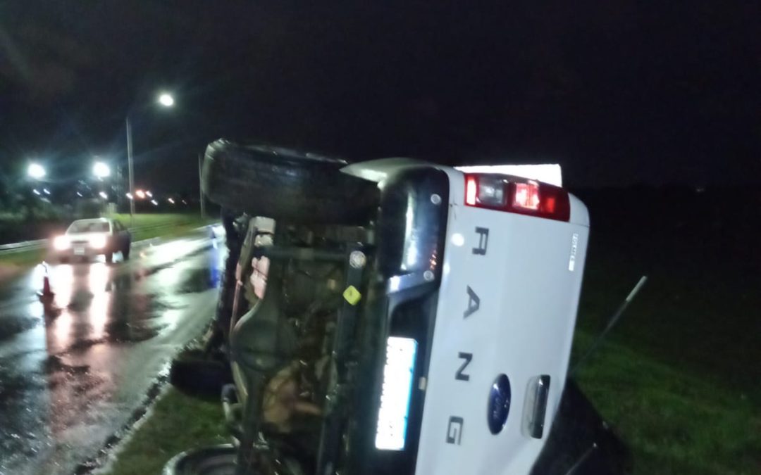 Chajariense volcó con su camioneta en la ruta de acceso a Federación