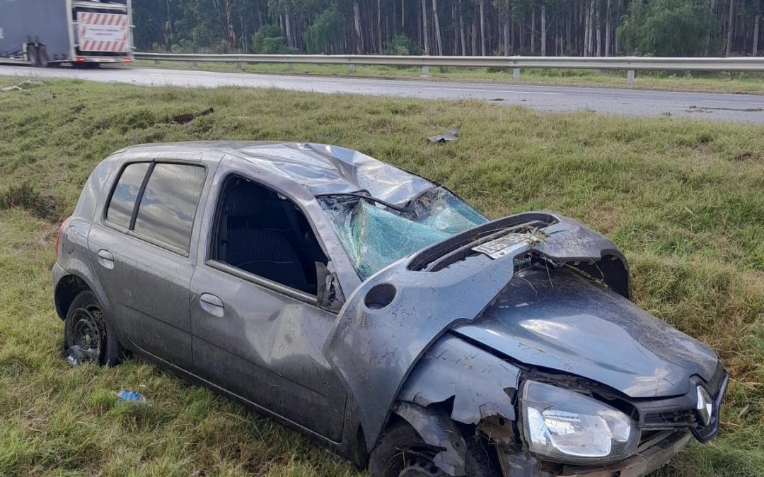 Conductora de Chajarí perdió el control de su auto y volcó en la autovía 14