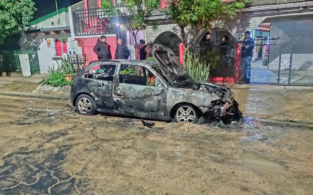 Sujeto con antecedentes policiales incendió un auto en Federación: quedó grabado en cámaras de seguridad