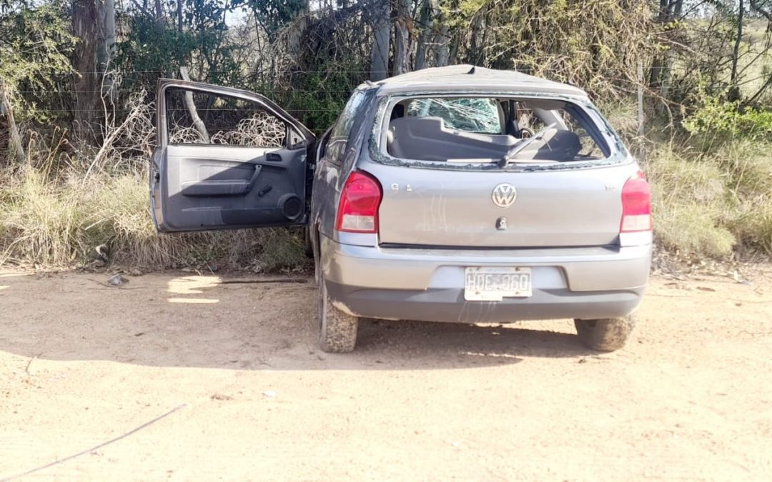 Un auto volcó en la zona rural de Federación