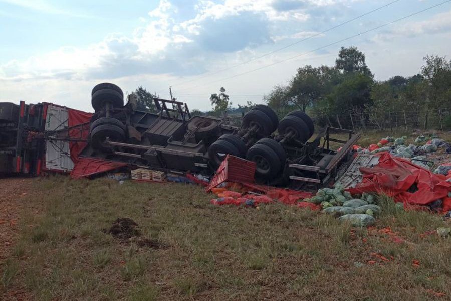 Paso Cerrito: Dos lesionados tras violento vuelco de un camión en la Autovía 14