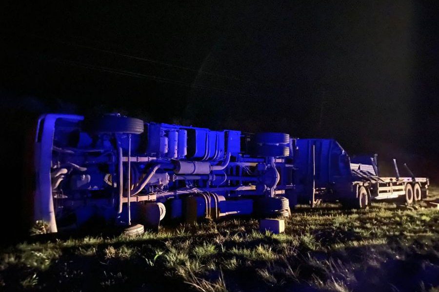 Camión cargado con aceite de girasol despistó y volcó en Ruta 127