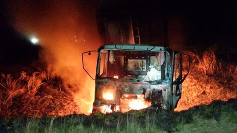 Camión jaula despistó, chocó alcantarilla, volcó y se incendió