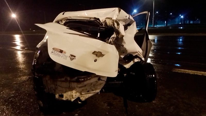 Conductor despistó, chocó y destrozó su auto en la Autovía 14: dijo que fue por un espejo de agua