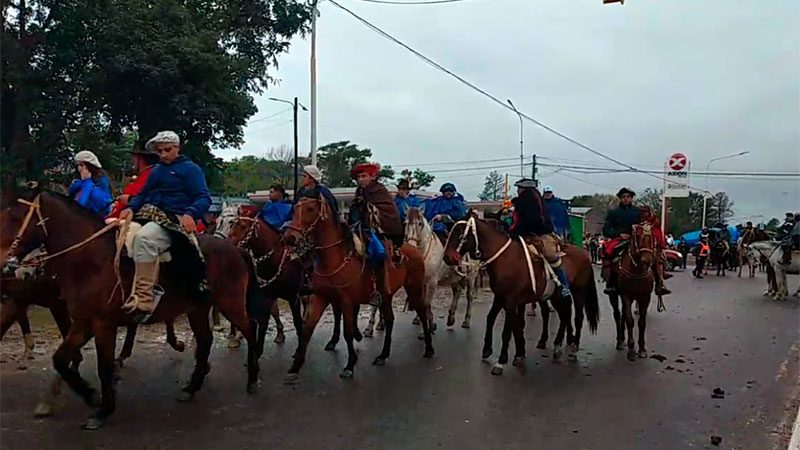 Más de 30 mil jinetes y unos 100 mil caminantes peregrinan hacia Itatí