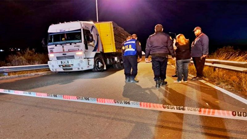 Motociclista murió tras chocar contra camión que estaba estacionado en la ruta