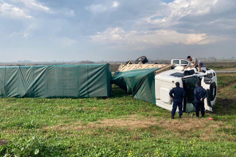 Perdió el control de su camión, despistó y volcó sobre la Ruta 18