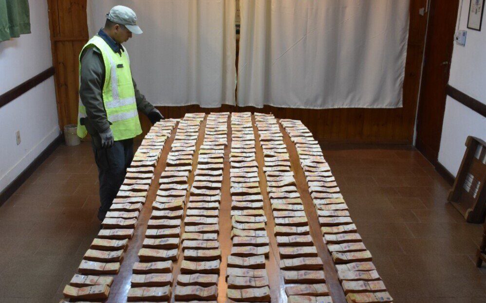 Gendarmería detuvo una camioneta que se dirigía desde Chajarí a Paso de Los Libres: secuestraron más de $23 millones