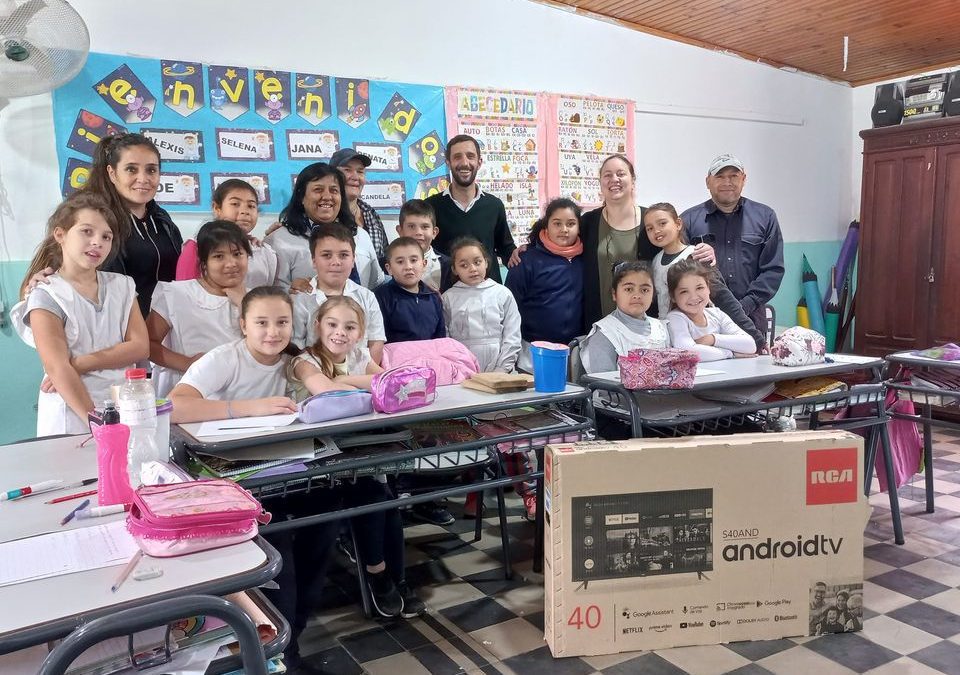 El Gobierno local entregó Smart TV a otras dos escuelas rurales