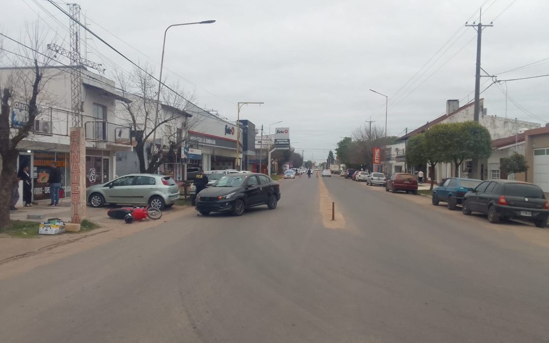 Un auto dobló para estacionar y chocó contra una moto en avenida de Chajarí: Video