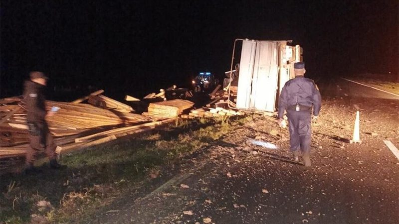 Un camión cargado con maderas volcó en la autovía 18