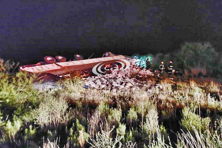 Camión cargado con botellas de sidra volcó en la Autovía 14