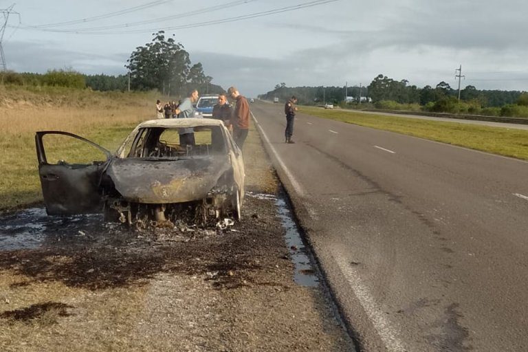 Un auto fue consumido por el fuego en la Autovía 14: Viajaba hacia Federación