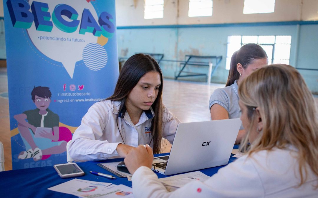 Inició el cronograma de pago de becas provinciales a estudiantes secundarios, terciarios y universitarios