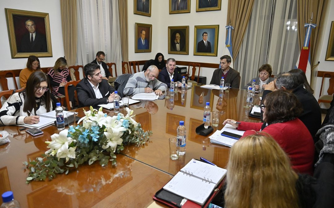 La provincia convoca al diálogo a los gremios estatales y docentes
