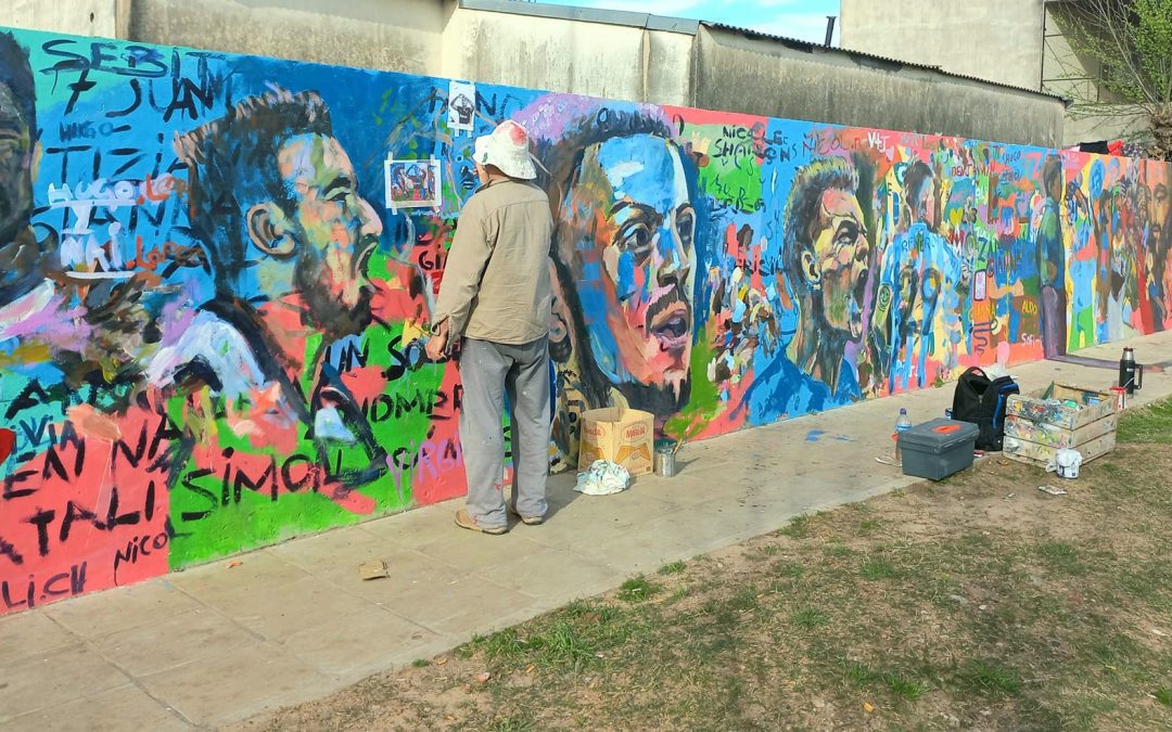 Pintan un mural con rostros de jóvenes de Villa del Rosario que llegaron al fútbol profesional