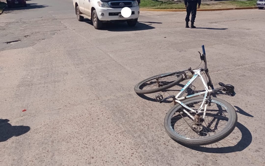 Choque entre una camioneta y una bicicleta en Chajarí: una menor fue hospitalizada