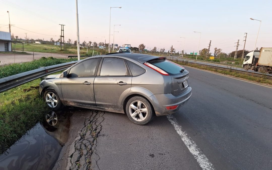 Autovía 14: Un auto despistó e impactó contra el guardarrail a metros de la rotonda de Chajarí
