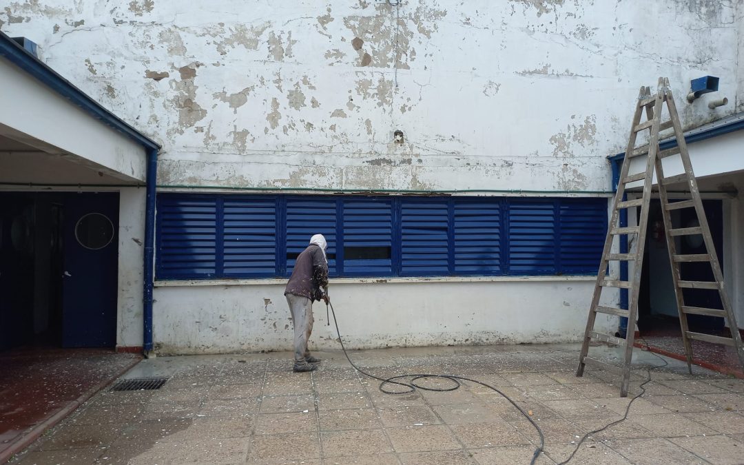 Comenzaron trabajos para restaurar y pintar el exterior del edificio de la Escuela N° 6 de Villa del Rosario