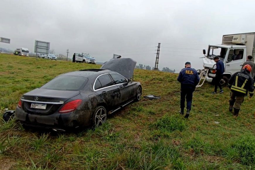Conductor perdió el control del auto y chocó contra un camión en la Autovía 14: Falleció una mujer de 81 años