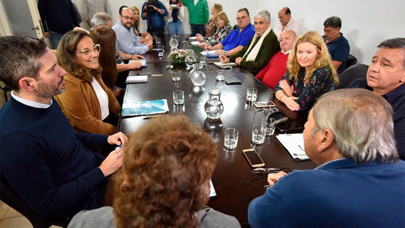 Docentes y el gobierno reanudan la paritaria salarial: qué piden AGMER y AMET