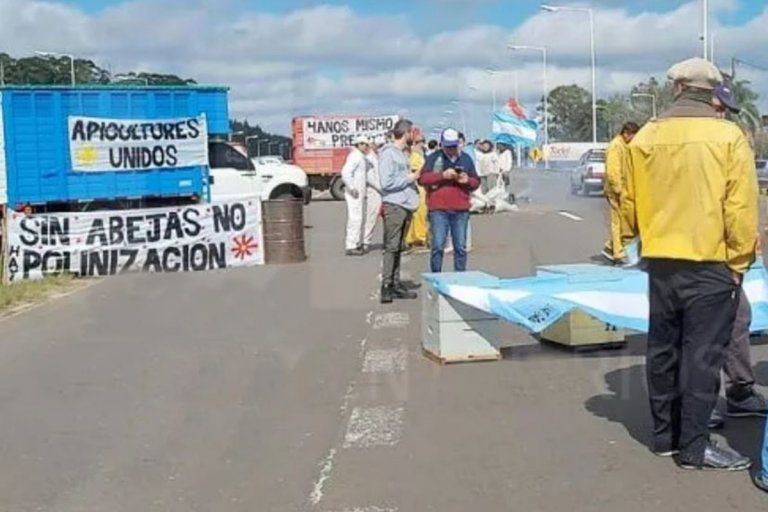 Apicultores protestan al sur de Concordia y piden hablar con Bahillo