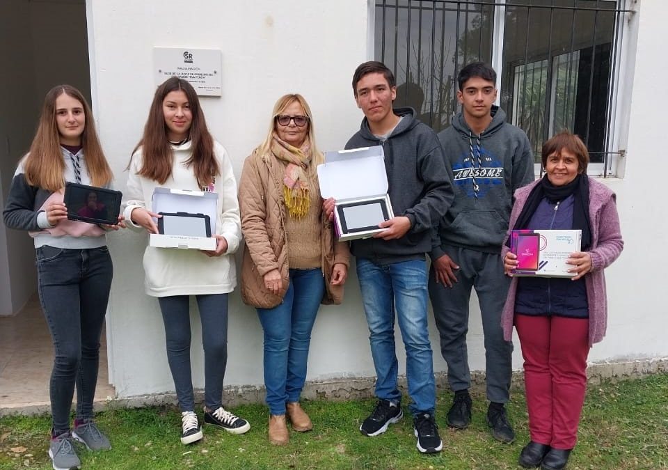 La Junta de Gobierno de San Ramón entregó tablets a jóvenes estudiantes 