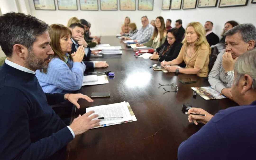 La provincia homologó acuerdos con los gremios docentes que garantizan estabilidad laboral