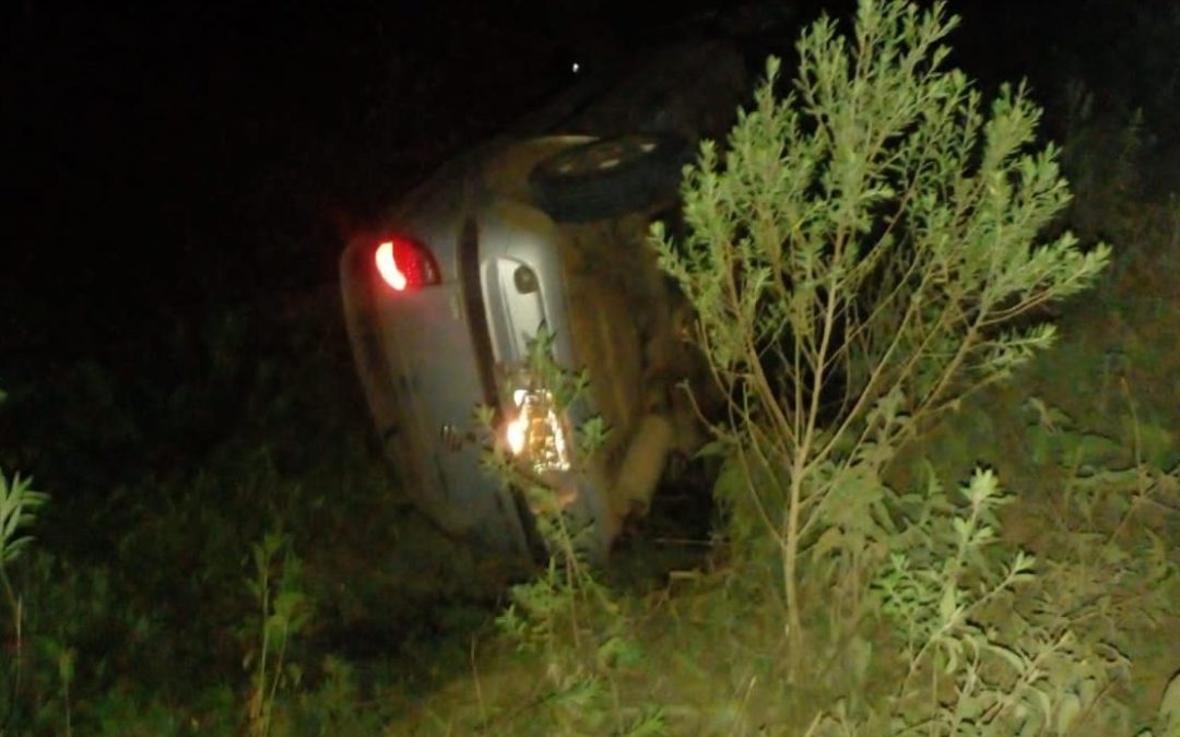 Mujer volcó con su auto en un camino vecinal de colonia La Gloria
