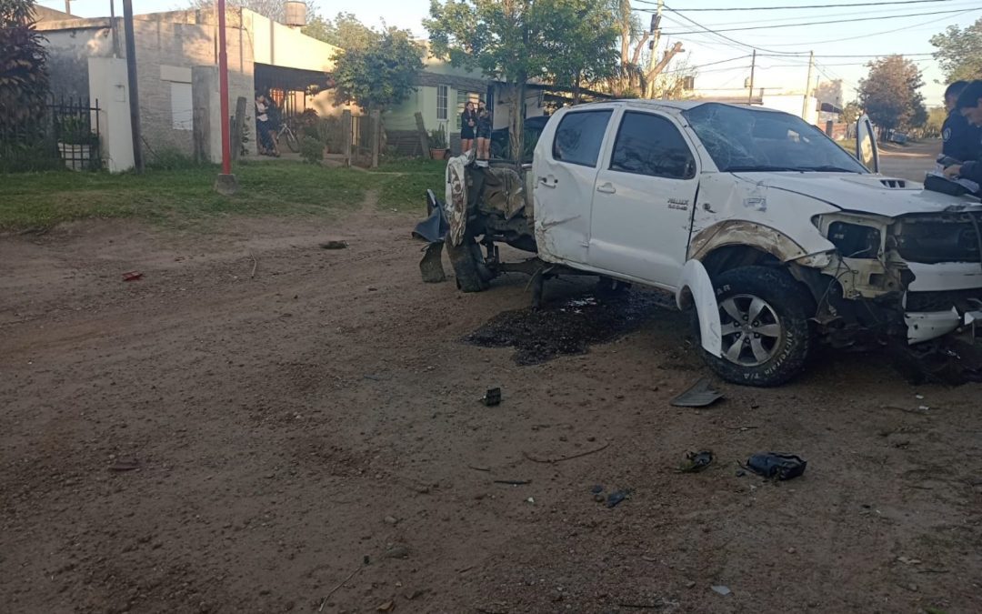 Conductor alcoholizado chocó con su camioneta contra una palmera y un cartel comercial en Chajarí