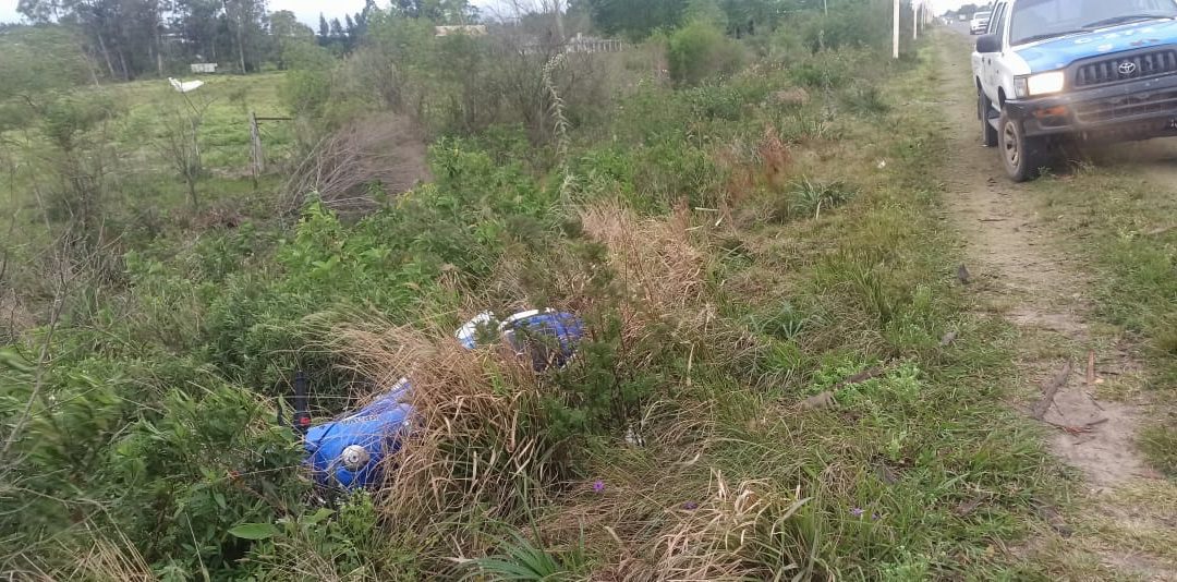 Dos jóvenes iban en moto y cayeron en la banquina tras esquivar un auto en Ruta 2: fueron hospitalizados