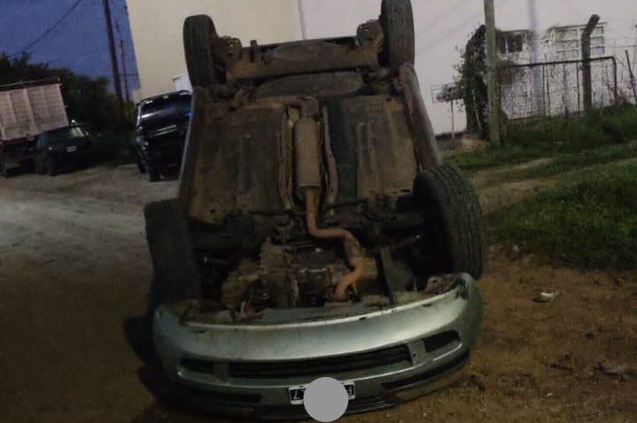 Por mirar el celular, subió a la vereda y volcó su auto en Chajarí