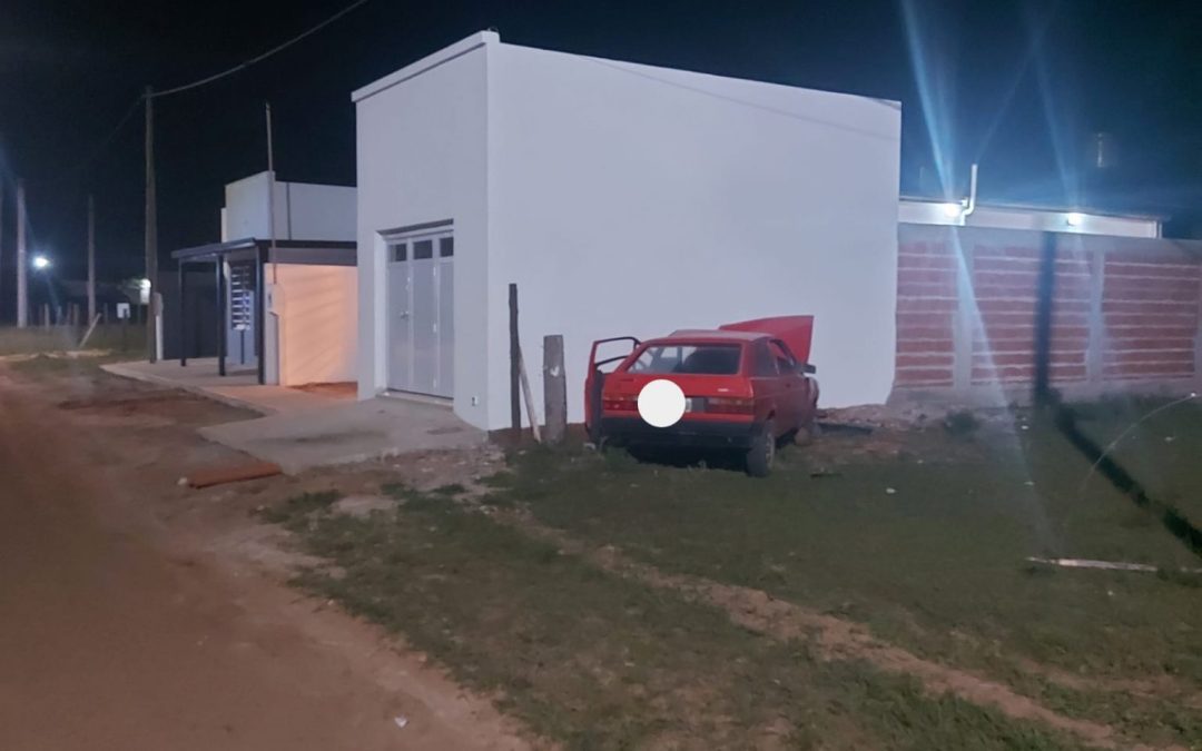 Descontrol en Chajarí: conductor alcoholizado despistó con su auto y chocó contra una vivienda