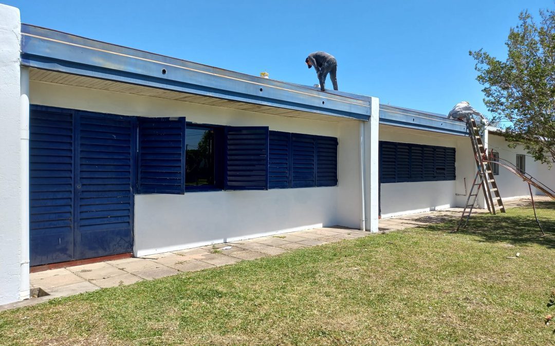 Continúan los trabajos de pintura en el edificio de la Escuela N° 6 de Villa del Rosario