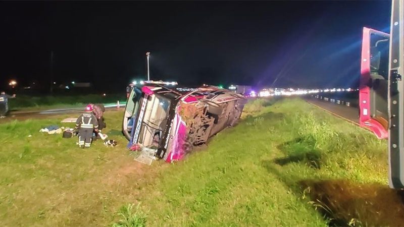 Volcó un colectivo que trasladaba egresados: Dieron el alta a los heridos