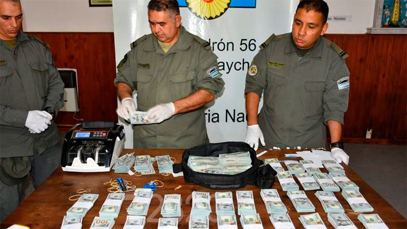 Ruta 12: Incautaron más de medio millón de dólares que eran transportados en un auto
