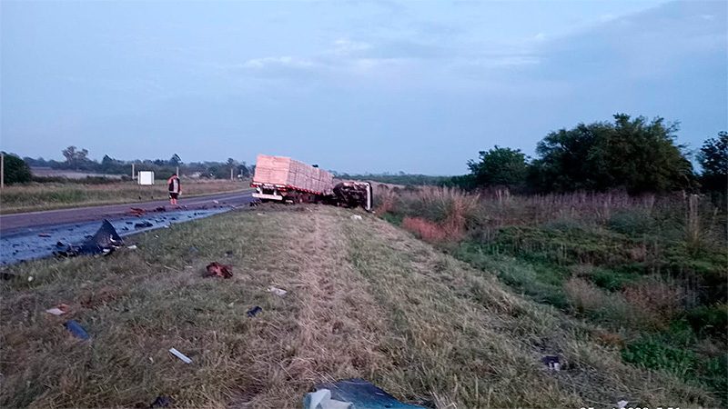 Auto cruzó de carril y chocó de frente contra un camión: un hombre hospitalizado