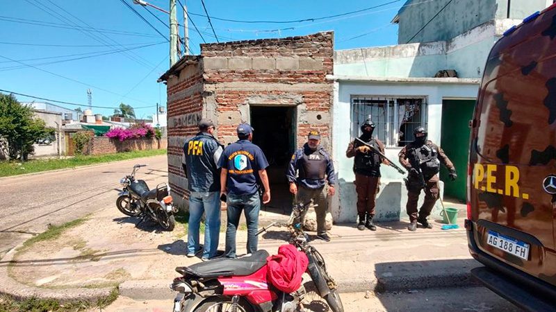 Incautaron drogas, más de $380.000 y vehículos en allanamientos por narcomenudeo
