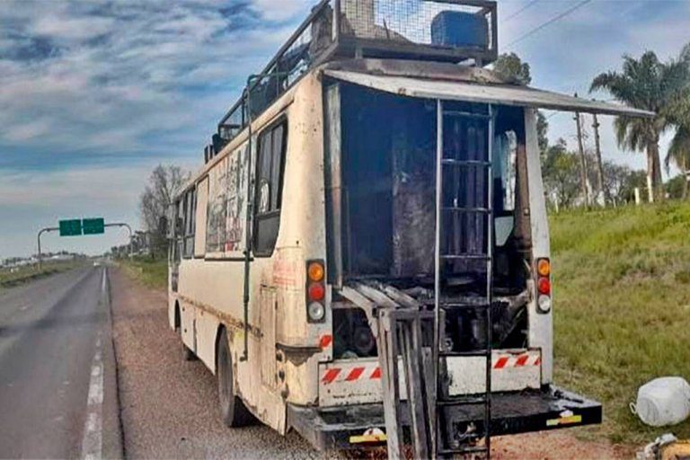 Un motorhome se prendió fuego cuando circulaba por la Autovía 14