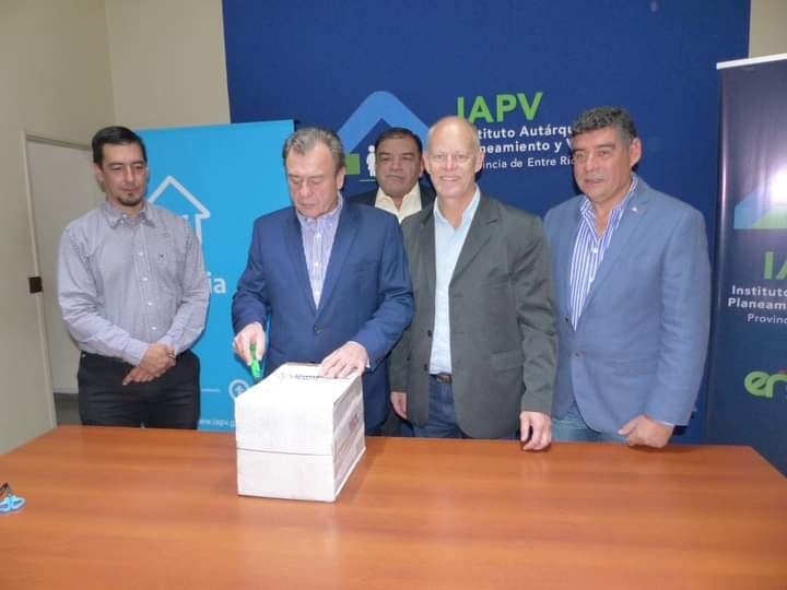 «A un año de la apertura de sobres para la realización de 18 viviendas, que aún hoy no están», dicen desde el Municipio de Santa Ana