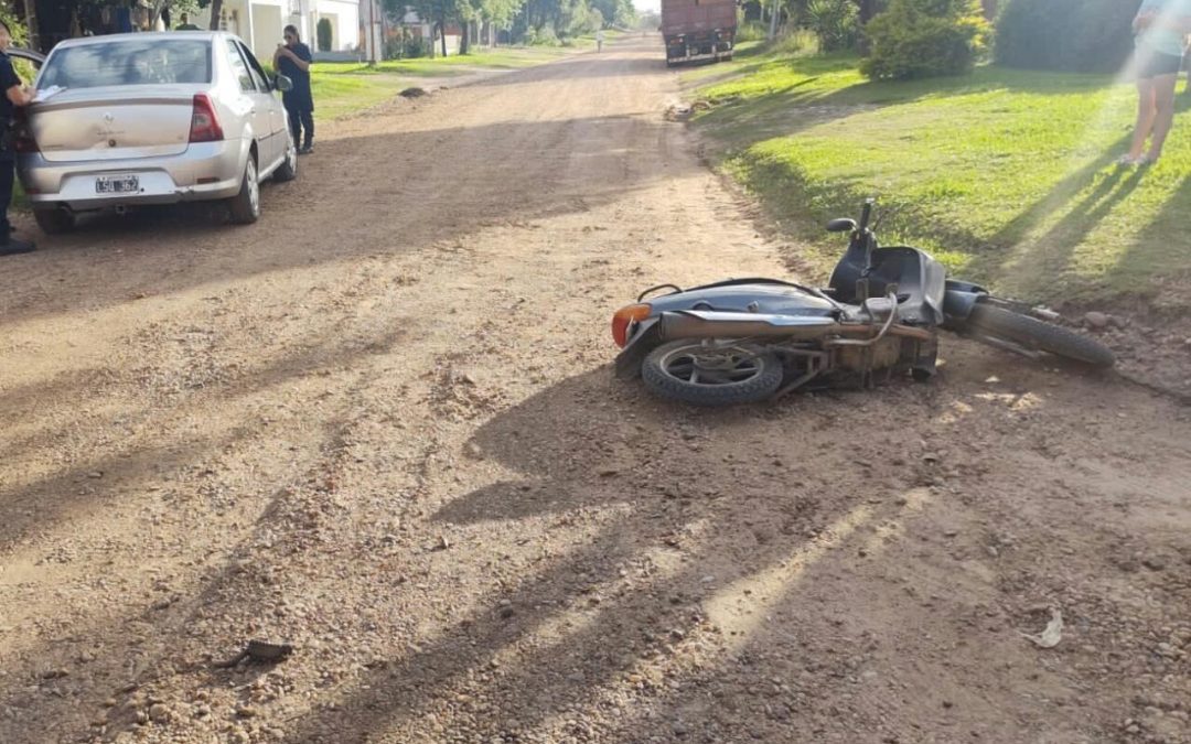 Joven debió ser trasladado al hospital tras choque entre un auto y una moto en Chajarí