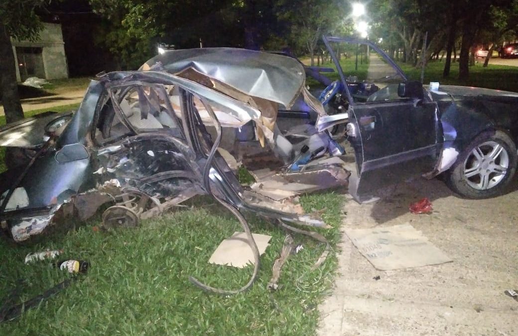 Destrozó su auto al chocar violentamente contra una farola de alumbrado público en Chajarí