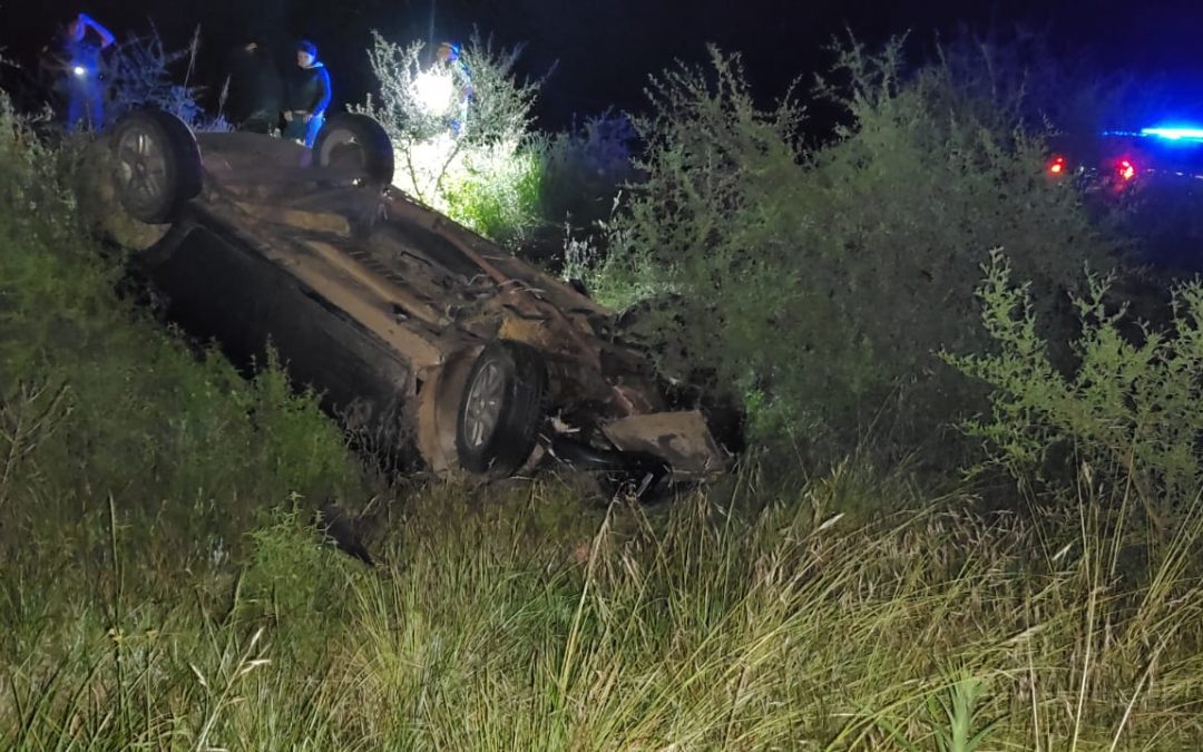 Conductor de Villa del Rosario volcó su auto en Ruta 2