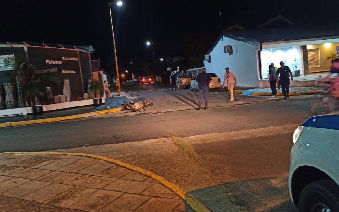 Un joven motociclista sufrió graves lesiones tras choque en Federación