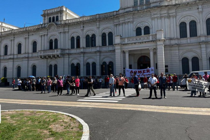 Agmer marchó a la Casa Gris y protestó por la falta de oferta y “errores en las liquidaciones”