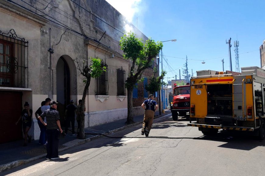 Incendio en Gruta de Lourdes: el fuego afectó la casa parroquial del cura Daniel Petelín y parte de la escuela