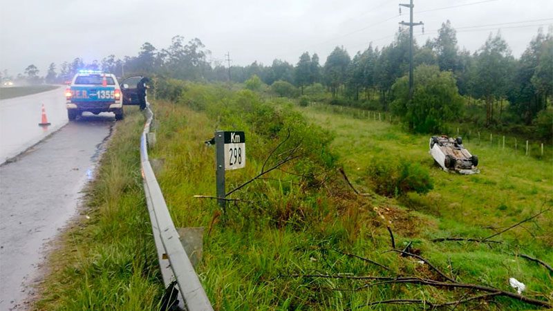Autovía 14: Automóvil despistó y volcó cerca del acceso a Federación