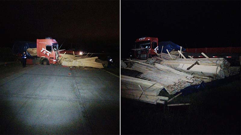 Un camión se despistó y volcó su carga en la autovía 14